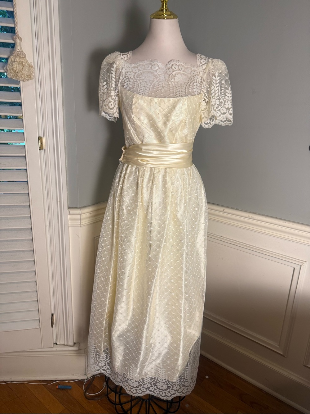 Vintage 80s Ivory Lace Wedding Dress Bridal Gown Made in USA Size 7/8